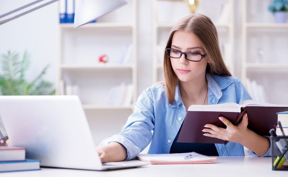 Estudante assistindo aulas de inglês para iniciantes.